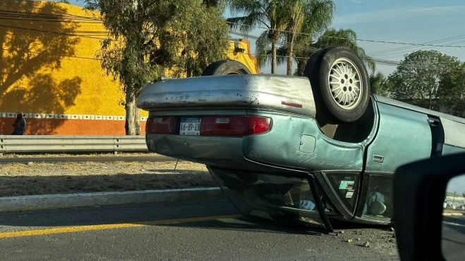 Volcadura de Nissan sobre carretera Tequisquiapan-San Juan del Río.