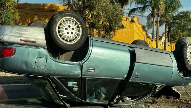 Volcadura de Nissan sobre carretera Tequisquiapan-San Juan del Río.