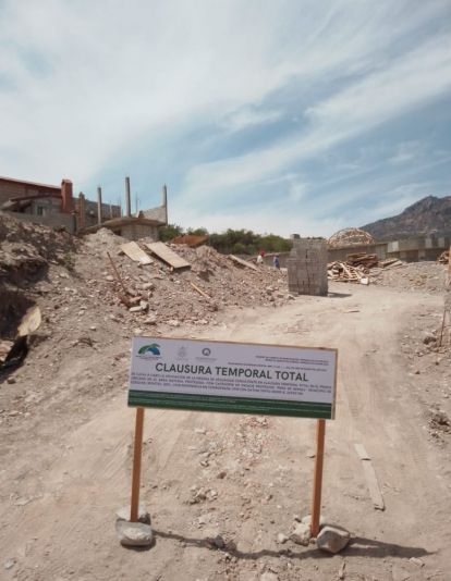 Clausuran construcción de hotel dentro de Área Natural Protegida en Peña de Bernal.