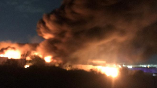 Voraz incendio y explosiones consumen bodega en Querétaro.
