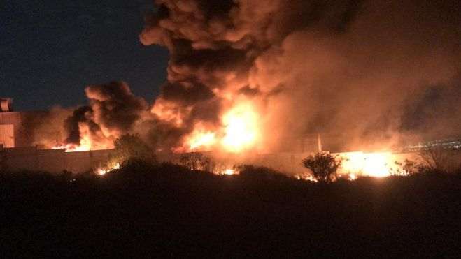 Voraz incendio y explosiones consumen bodega en Querétaro.
