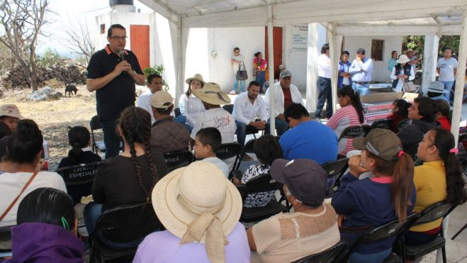 El diputado Memo Vega apoya a familias afectadas por granizada en Pedro Escobedo.