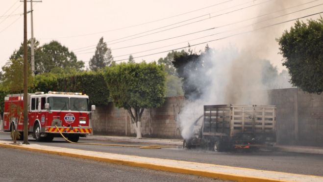 Repartidora de agua se incendia en San Juan del Río.