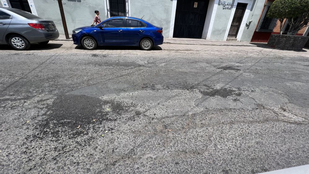 Municipio de San Juan del Río realiza bacheo superficial en avenidas principales.