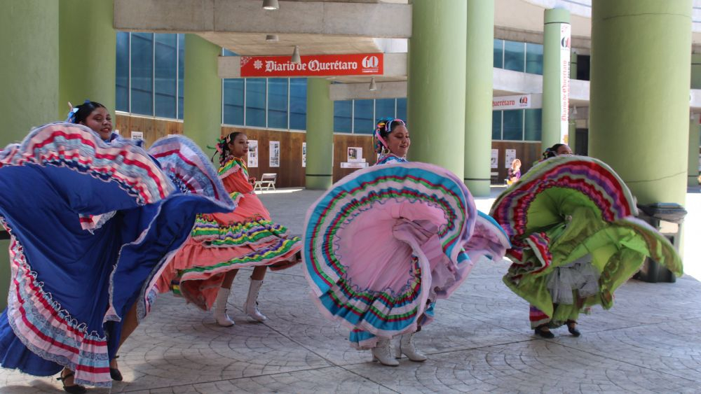 Niños y Niñas celebran el Día Mundial del Arte en el "Gómez Morin" en Querétaro.