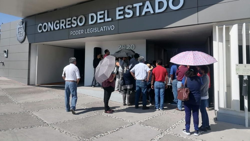 Jubilados y Pensionados del Magisterio protestan en Congreso de Querétaro.