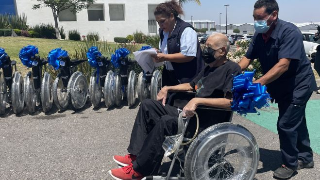 Kerry hace donativo de sillas de ruedas en San Juan del Río.