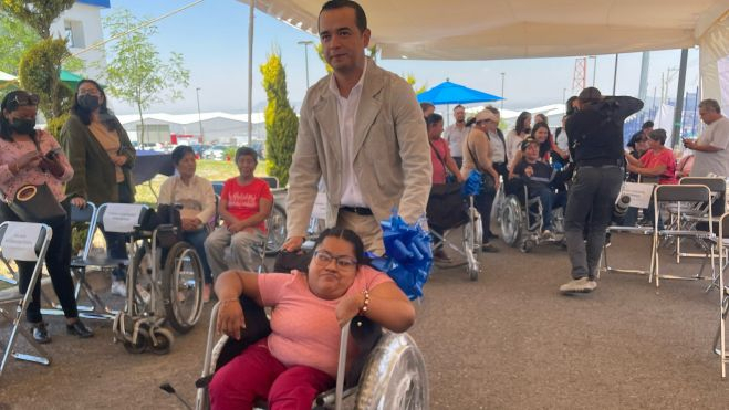 Kerry hace donativo de sillas de ruedas en San Juan del Río.