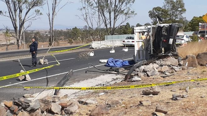 Dos muertos y 10 heridos en accidente de camioneta en la Palmillas-Toluca.