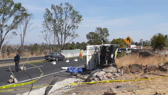 Dos muertos y 10 heridos en accidente de camioneta en la Palmillas-Toluca.