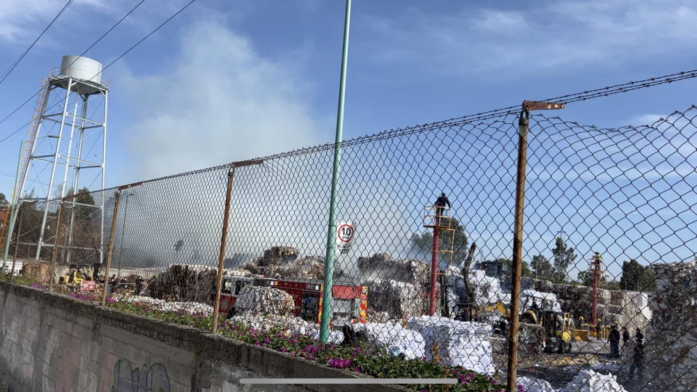 Se registra incendio en la empresa "Cartones Ponderosa" en San Juan del Río.