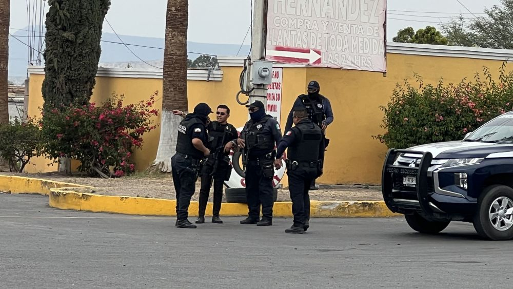 Detienen a siete sujetos armados en hotel de Pedro Escobedo.