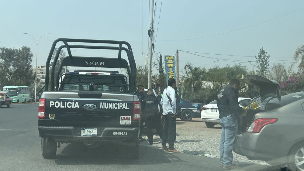Catean inmueble con vehículos en el entronque a San Pedro Ahuacatlán.