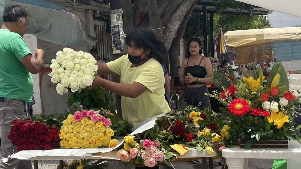 Se 'marchita' venta de rosas por Día de las Madres en San Juan del Río.