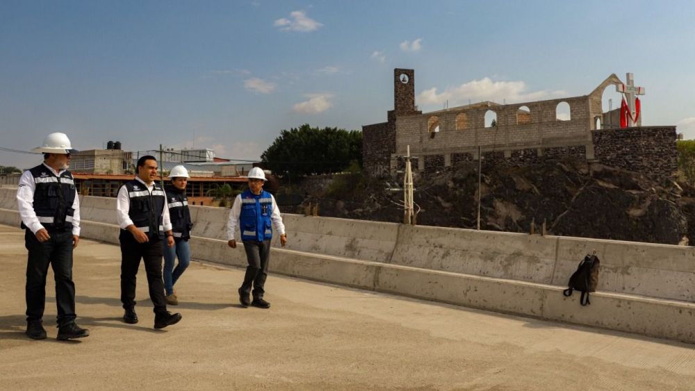 Construcción del puente San Pedro Mártir, supervisado por alcalde Luis Nava.