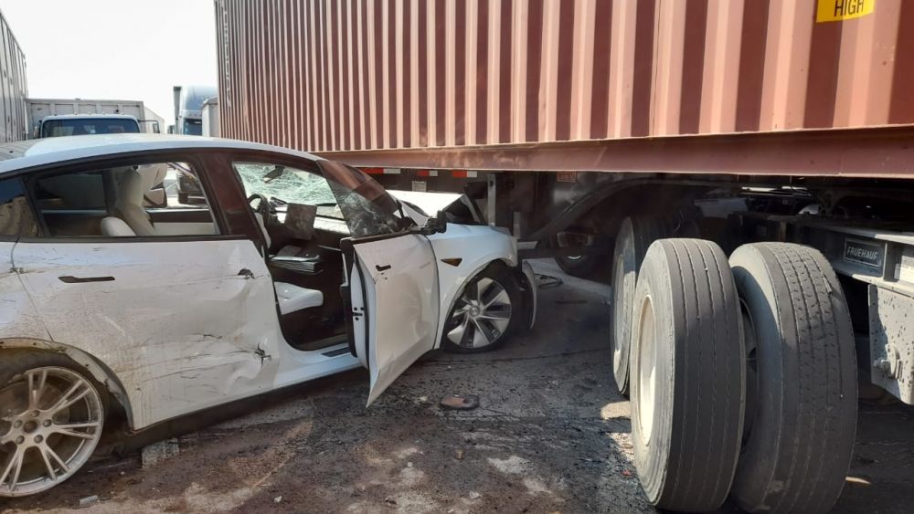 Caos Vehicular en la Autopista México-Querétaro Tras Accidente Múltiple Involucrando a Tesla y Seis Tráileres".