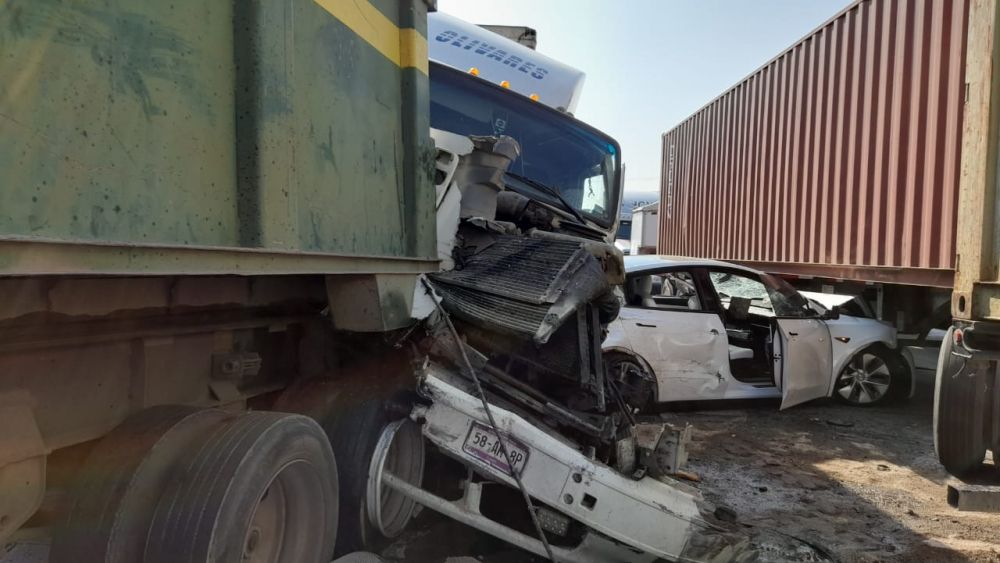 Caos Vehicular en la Autopista México-Querétaro Tras Accidente Múltiple Involucrando a Tesla y Seis Tráileres".