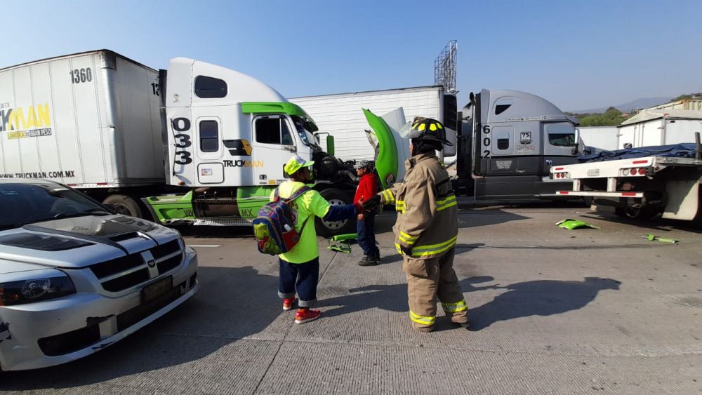 Caos Vehicular en la Autopista México-Querétaro Tras Accidente Múltiple Involucrando a Tesla y Seis Tráileres".