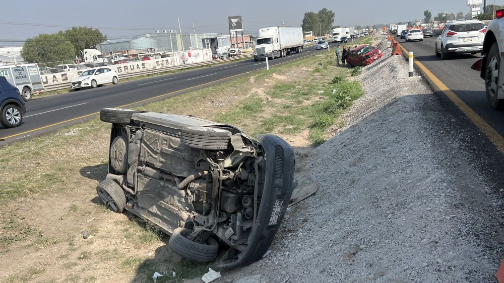 Choque y volcadura de dos vehículos en la México Querétaro.