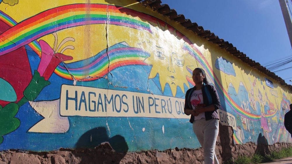 Un doble arcoíris y el largo camino por las banderas de igualdad en Perú. EFE/Paula Bayarte.