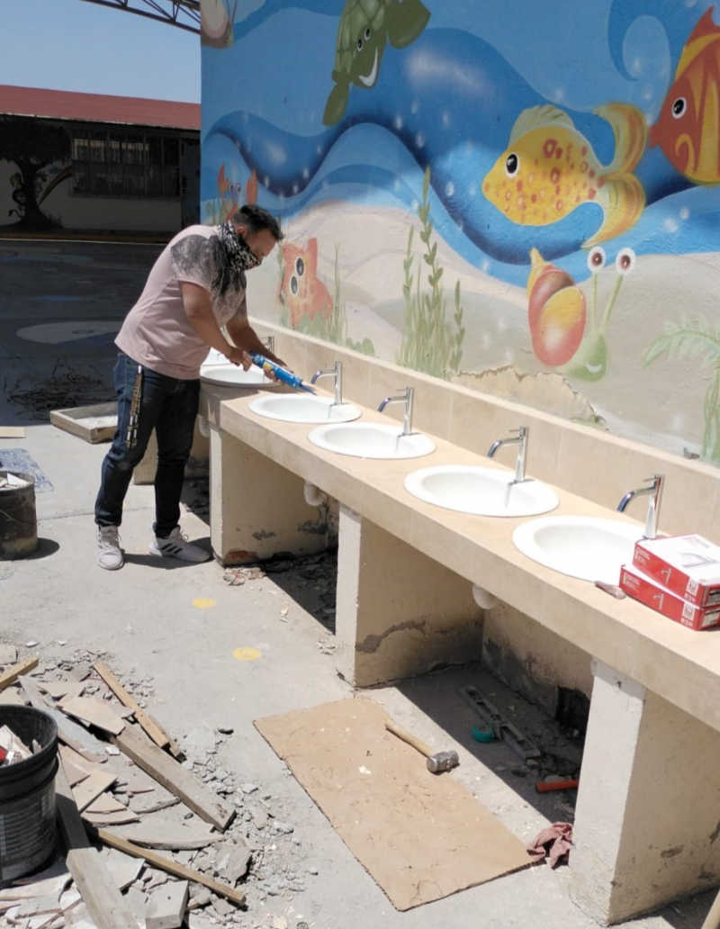 Realizan mejoras y mantenimiento en escuelas y espacios públicos de San Juan del Río.