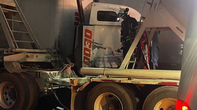 Rescatan a trailero atrapado en accidente en la México Querétaro.