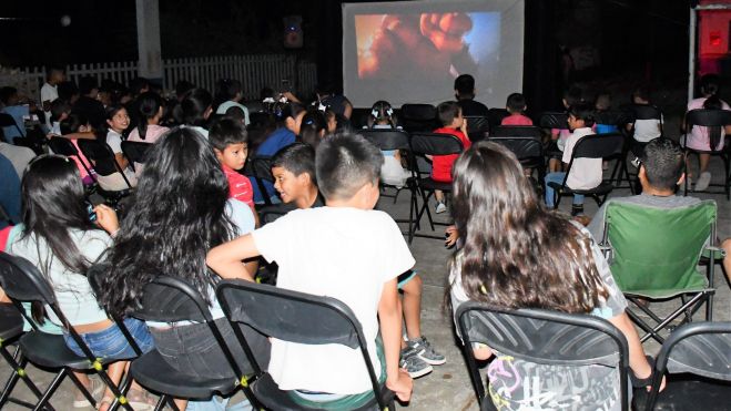 Disfrutan niños de ‘Noche de magia cinematográfica’ en Saldiveña, Jalpan de Serra.