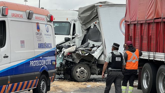 Trailero queda atrapado durante accidente en la México Querétaro.