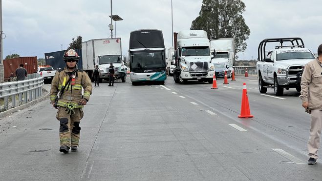 Trailero queda atrapado durante accidente en la México Querétaro.