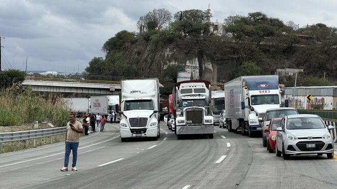 Tráiler doble remolque pierde el control y bloquea autopista México Querétaro.