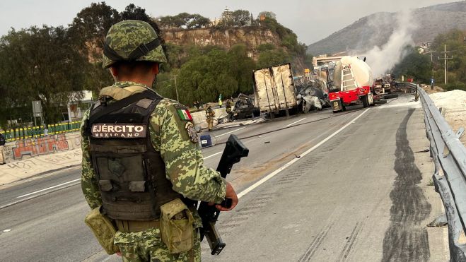 Hornaza en la México Querétaro: Más de 10 vehículos incendiados y por lo menos dos muertos que no pudieron salir de la zona del percance.