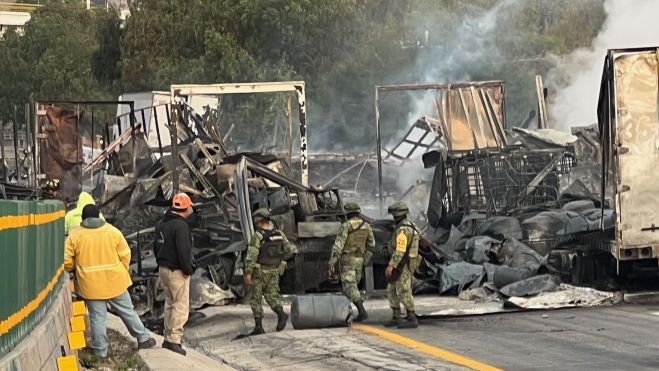 Hornaza en la México Querétaro: Más de 10 vehículos incendiados y por lo menos dos muertos que no pudieron salir de la zona del percance.
