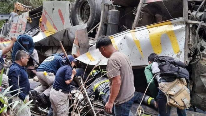 Trágico accidente de autobús en Oaxaca: 27 muertos y 17 heridos. FOTOS: REDES SOCIALES.