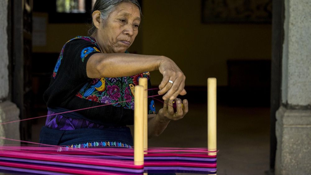 "Historias hechas a mano", una iniciativa de Aliados para empoderar a tejedoras indígenas. EFE/ Esteban Biba.