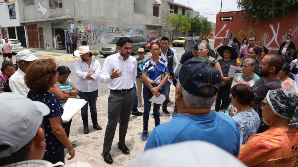 SEDESOQ realiza acciones para rehabilitar calles de Villas de Santiago en Querétaro Capital.