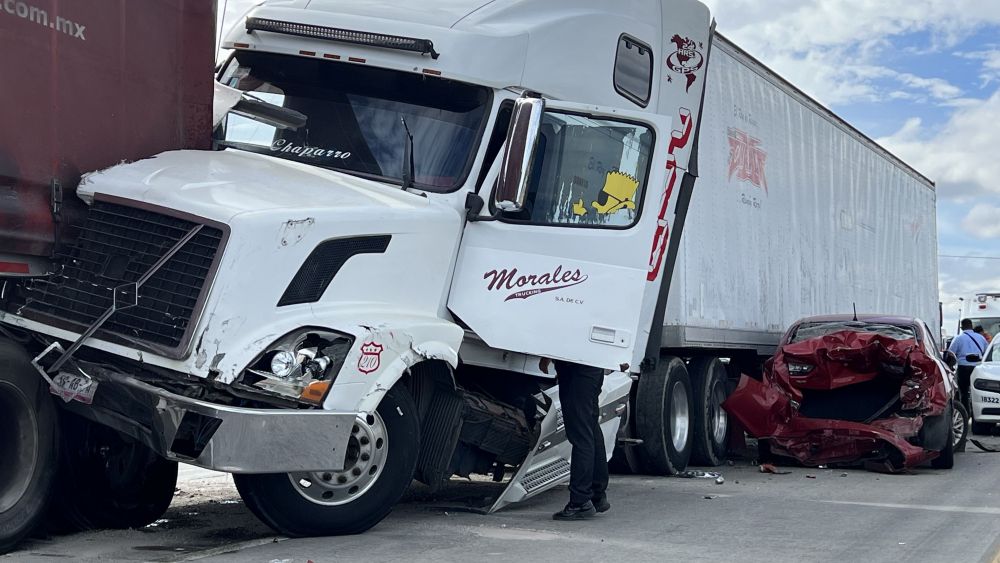 Vehículo queda aprisionado debajo de tráiler tras accidente en la México - Querétaro.