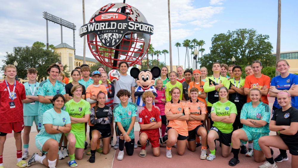 Se reúne ‘Memo’ Ochoa con jóvenes deportistas en Walt Disney.