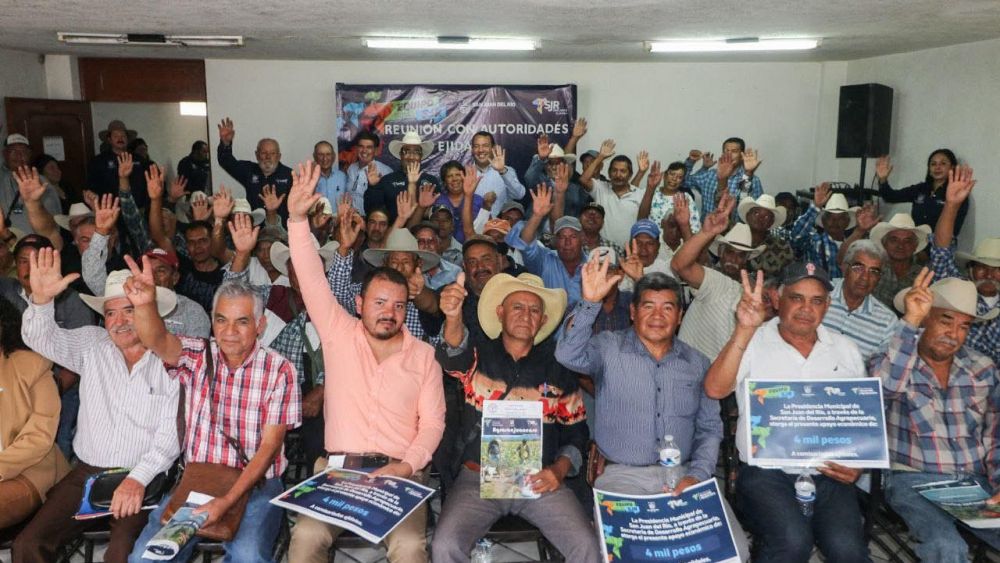 Ejidatarios de San Juan del Río reciben estímulos económicos.