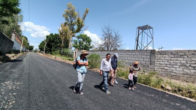 Rehabilitan cancha de futbol en Granjas Banthí, San Juan del Río.