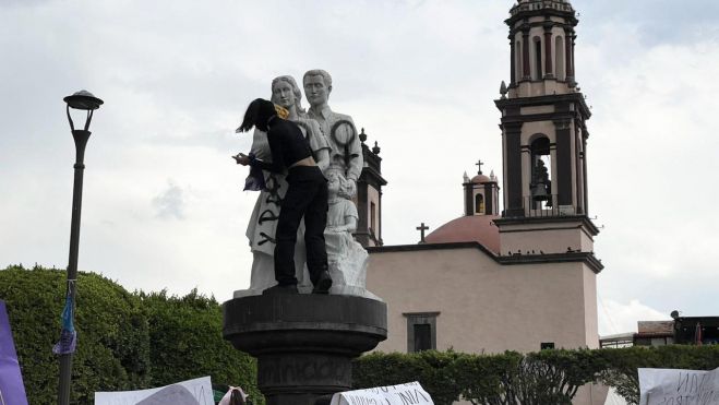 Protestan jóvenes por feminicidio en San Juan del Río, exigen acción de autoridades.