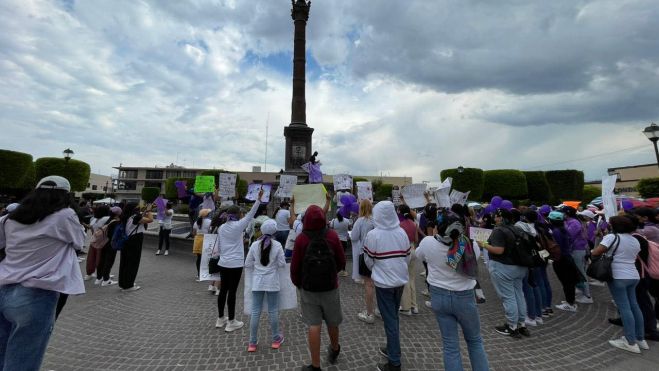 Protestan jóvenes por feminicidio en San Juan del Río, exigen acción de autoridades.