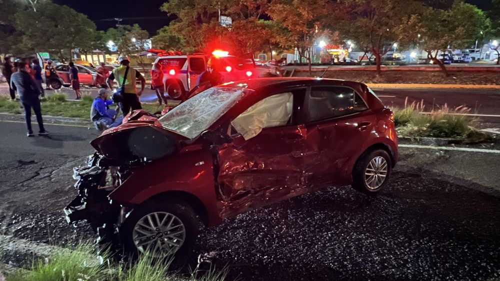 Accidente automovilístico tipo carambola, deja siete personas heridas en la capital de Querétaro.