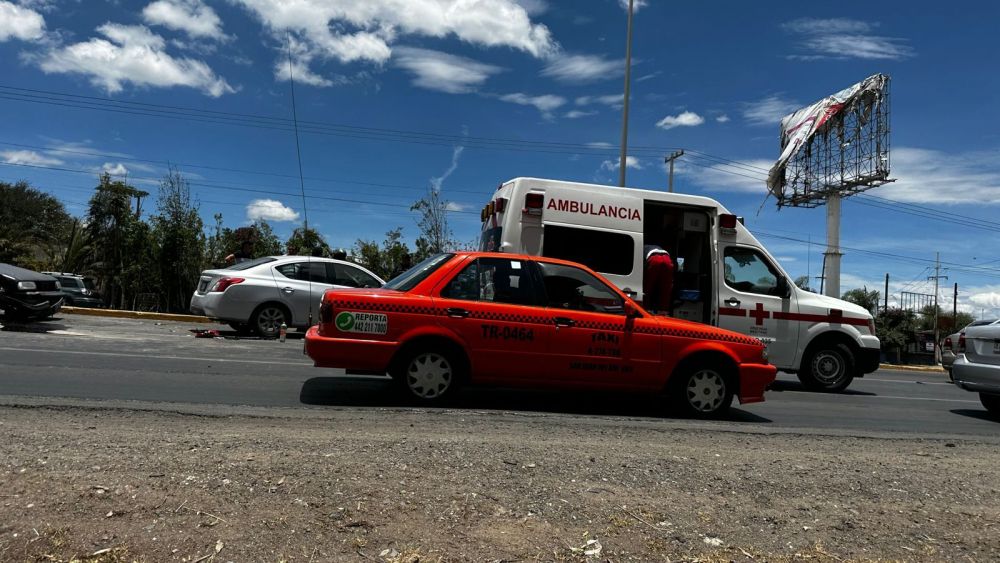 Tres vehículos y motociclista involucrados en accidente de carretera a Tequisquiapan.