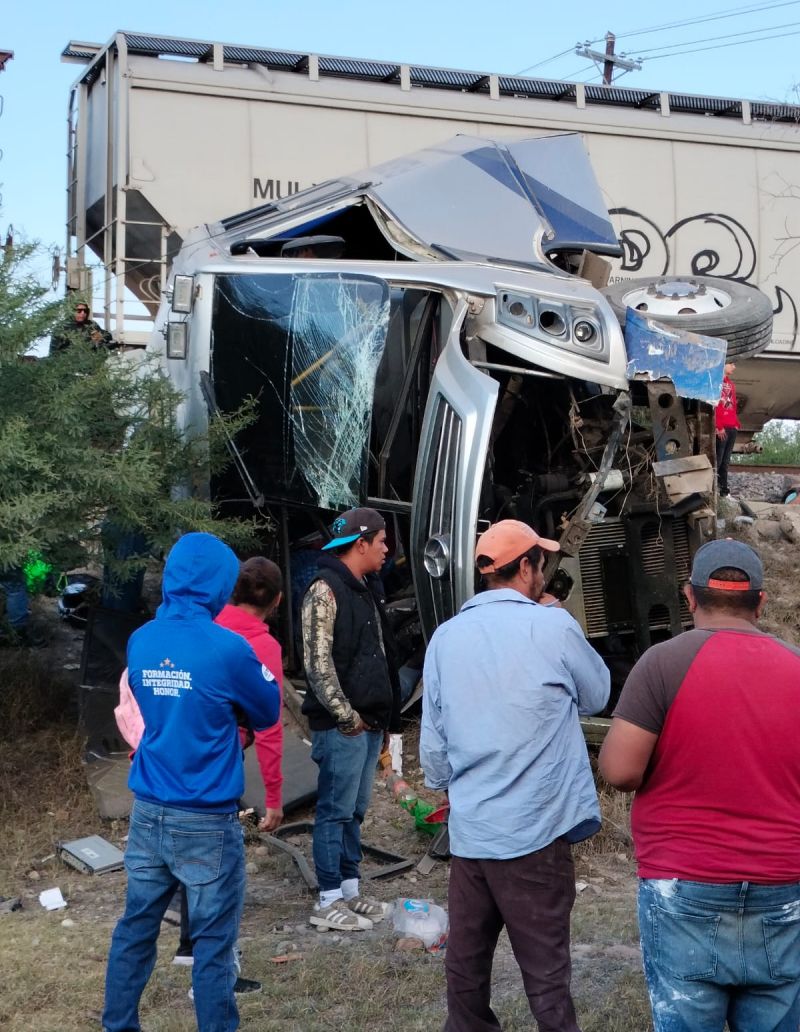 Fatal colisión entre camión de pasajeros y tren en El Marqués, Querétaro. FOTOS: Redes Sociales.