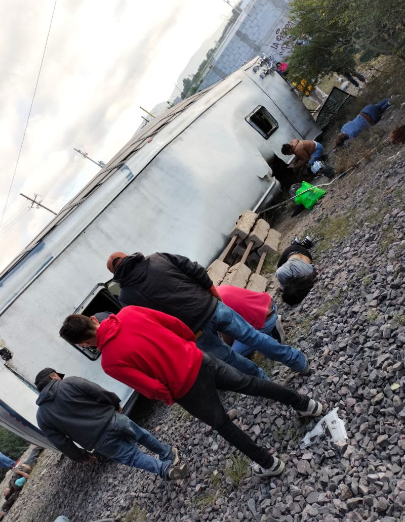 Fatal colisión entre camión de pasajeros y tren en El Marqués, Querétaro. FOTOS: Redes Sociales.