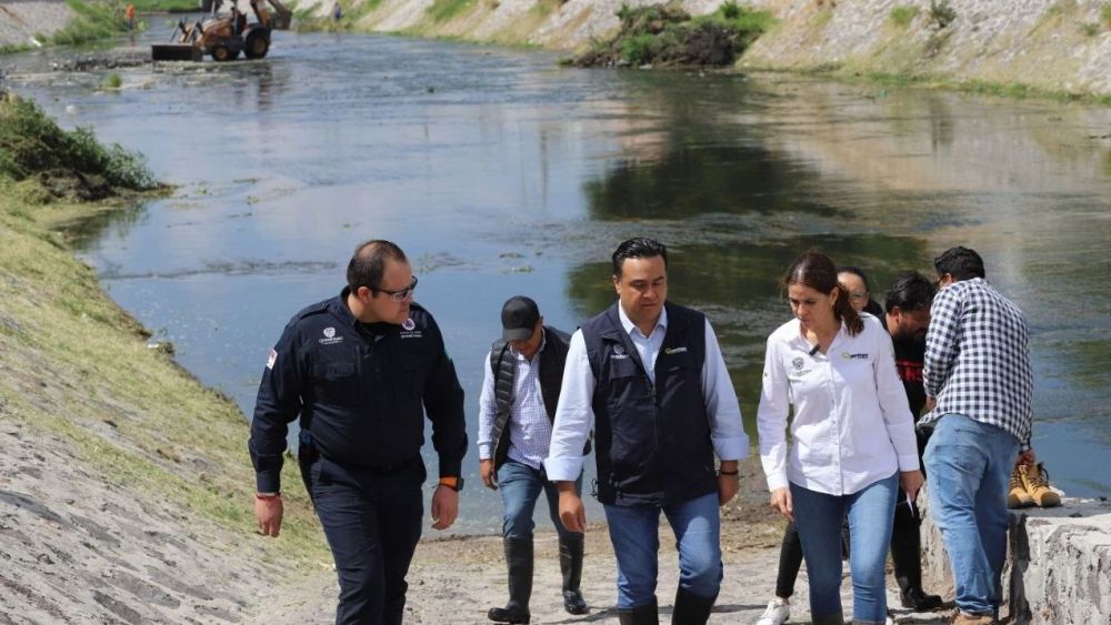 Alcalde de Querétaro supervisa limpieza en dren el Arenal.