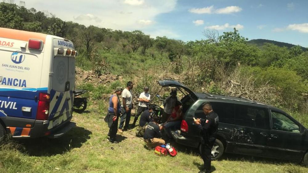 Camioneta familiar sufre accidente en carretera Amealco-San Juan del Río.