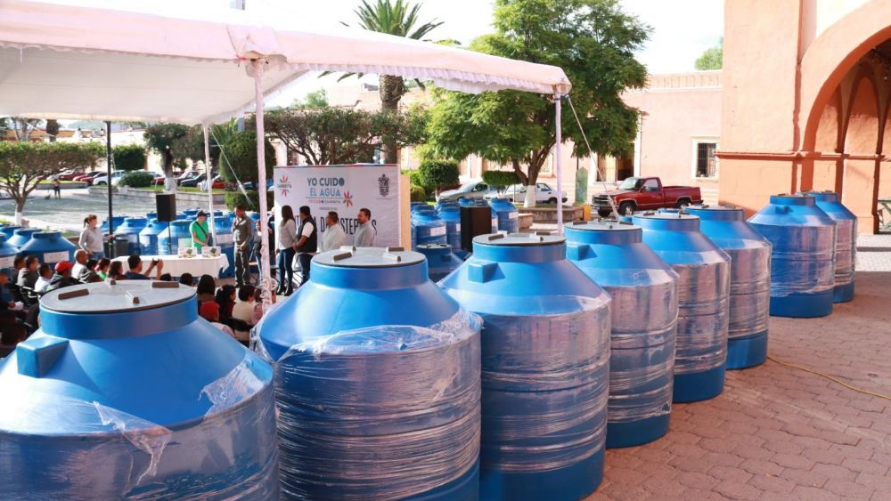 Entrega alcalde de Cadereyta cisternas para combatir escasez de agua.