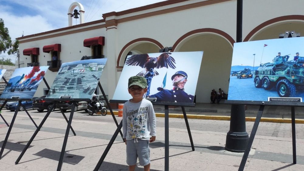 Exposición fotográfica militar en San Juan del Río.