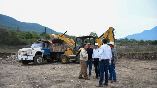 Realizan trabajos de desazolve de presa en Jalpan de Serra.